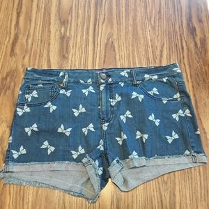 Tinseltown Denim Bow Print Denim Shorts EUC sz 17